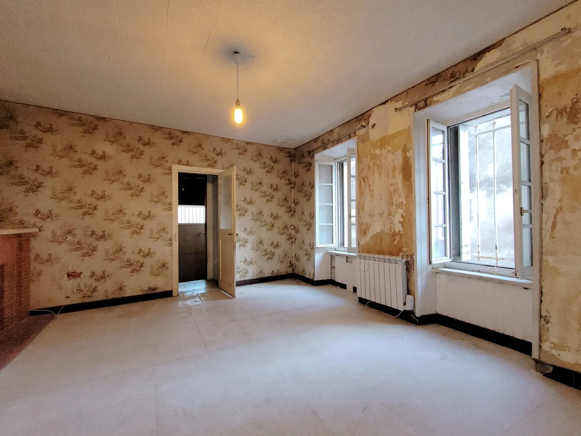 Maison en pierre à rénover avec terrasse et garage à Capendu, proche Carcassonne 