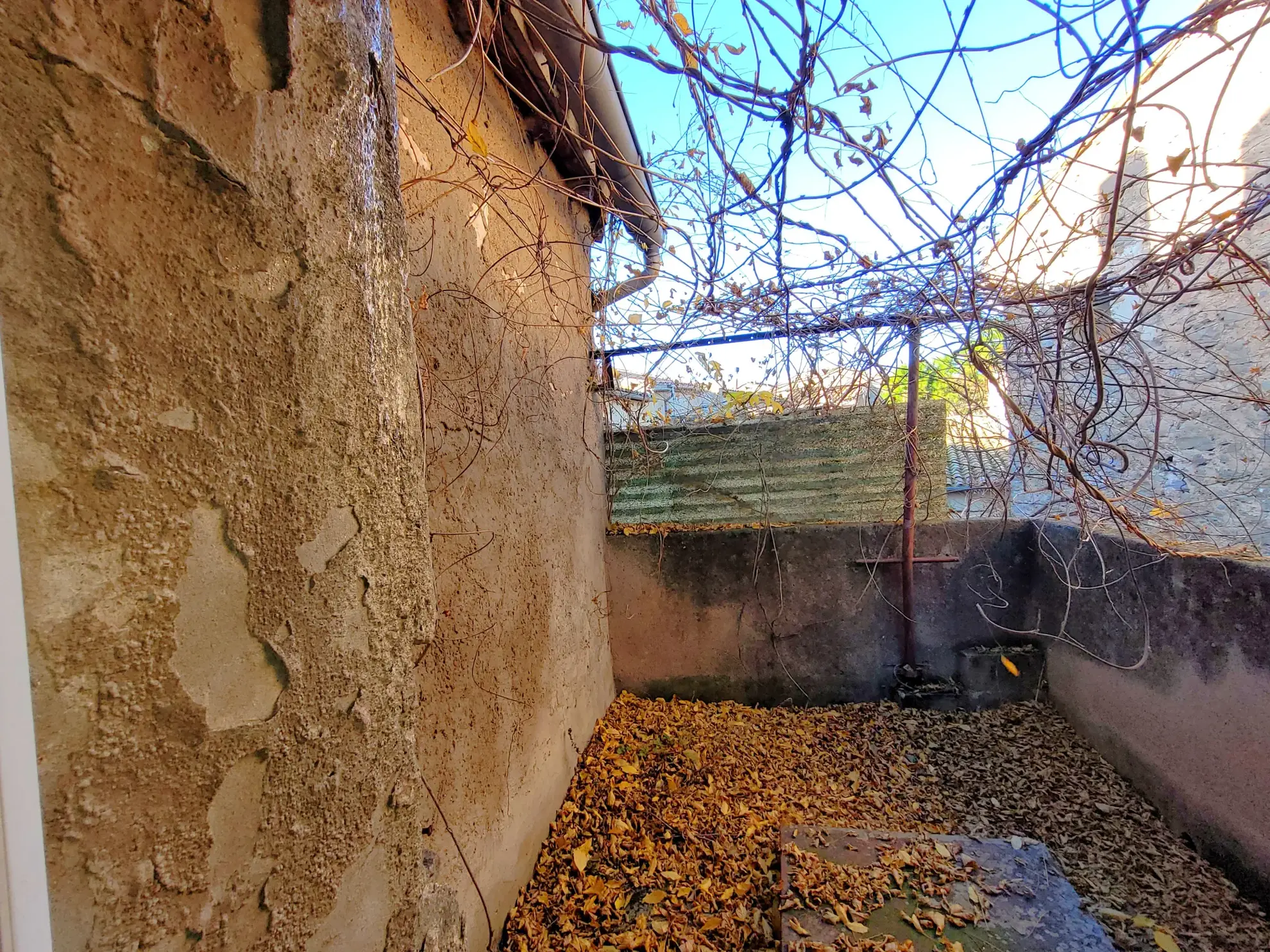 Maison en pierre à rénover avec terrasse et garage à Capendu, proche Carcassonne 