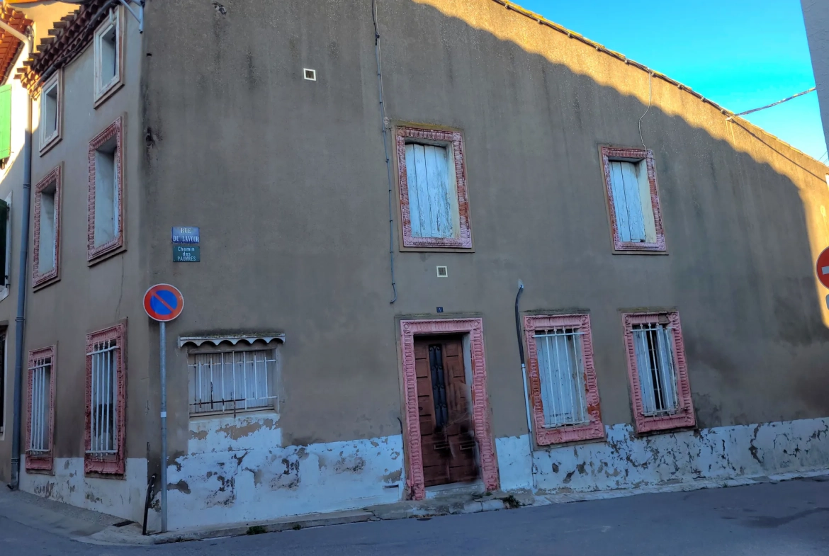 Maison en pierre à rénover avec terrasse et garage à Capendu, proche Carcassonne 