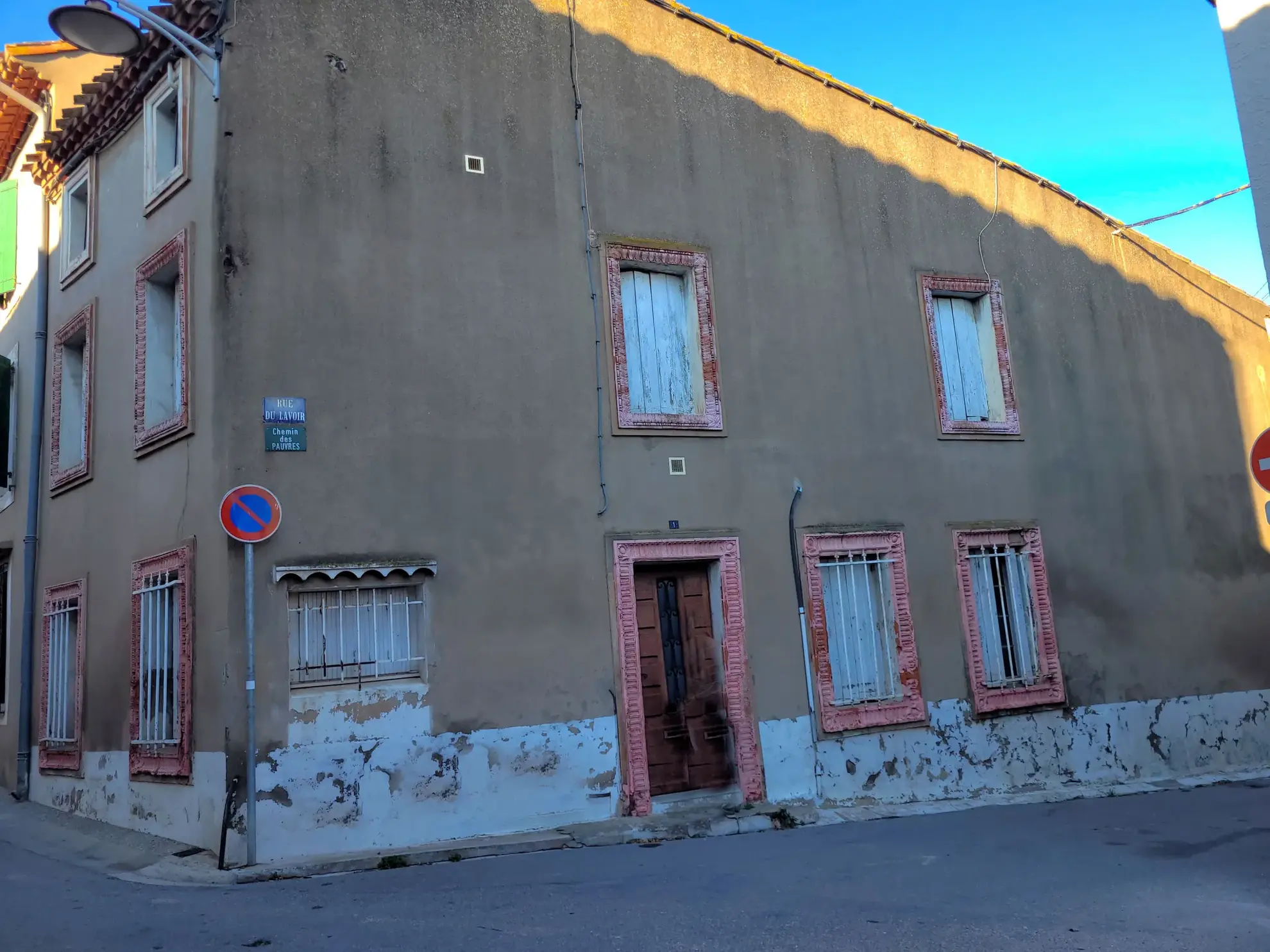 Maison en pierre à rénover avec terrasse et garage à Capendu, proche Carcassonne 