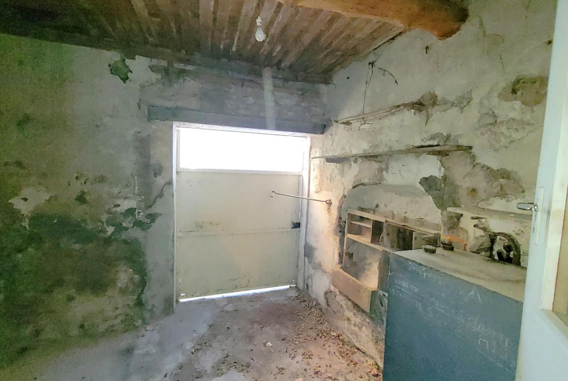Maison en pierre à rénover avec terrasse et garage à Capendu, proche Carcassonne 