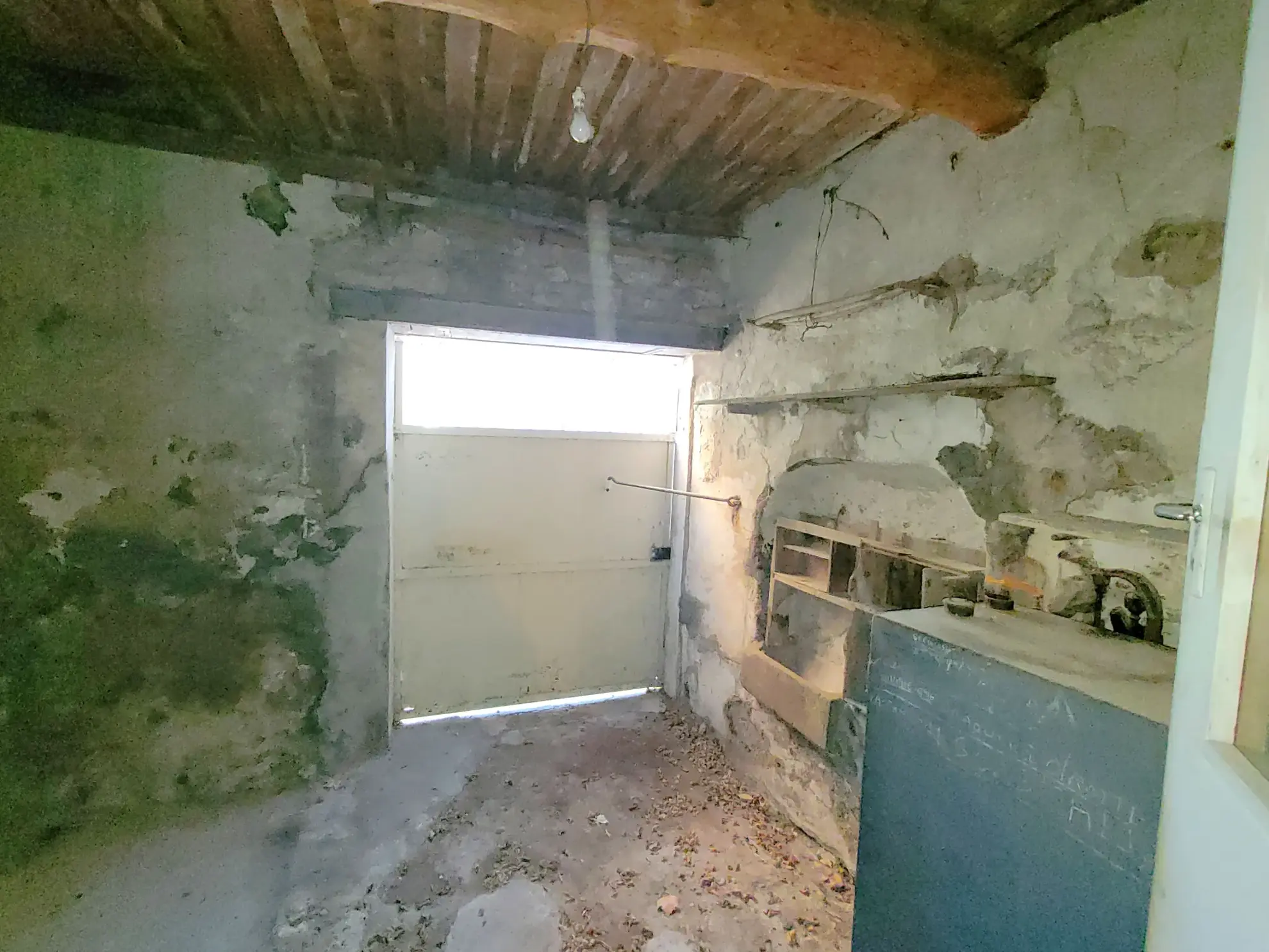 Maison en pierre à rénover avec terrasse et garage à Capendu, proche Carcassonne 