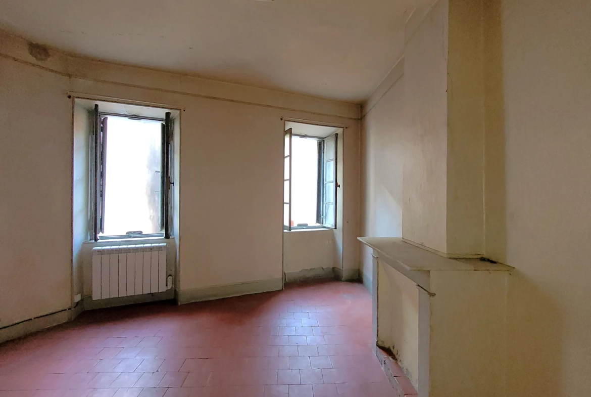 Maison en pierre à rénover avec terrasse et garage à Capendu, proche Carcassonne 