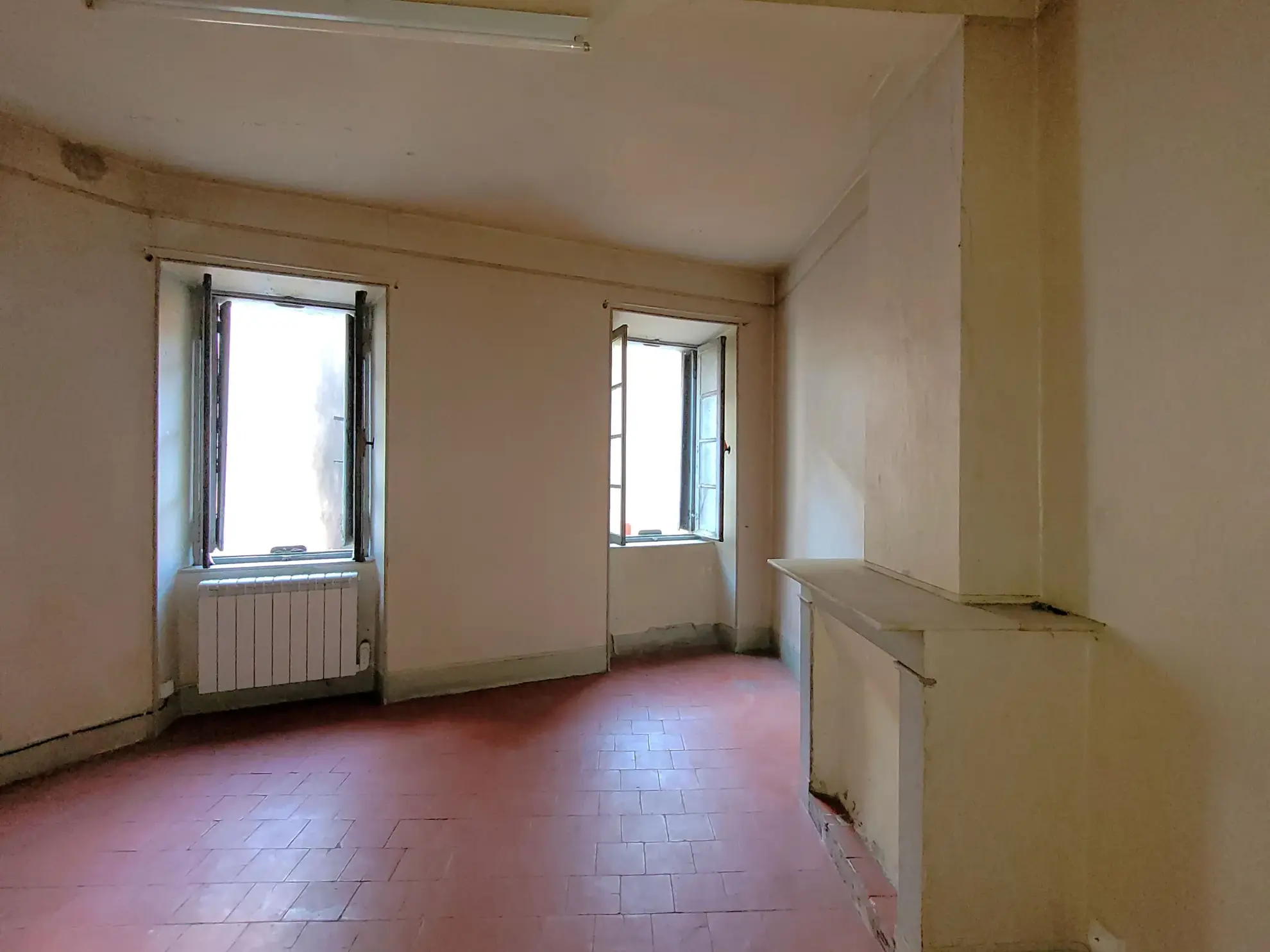Maison en pierre à rénover avec terrasse et garage à Capendu, proche Carcassonne 