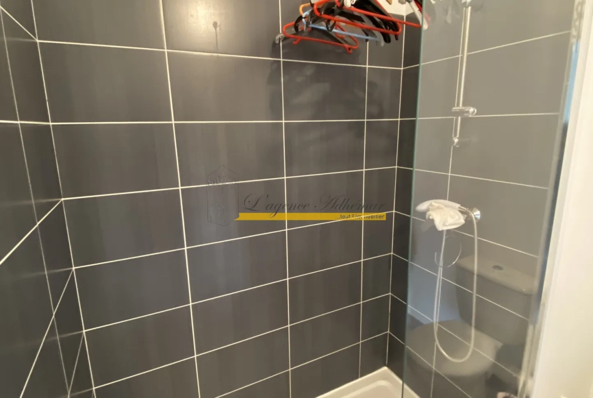 Appartement T2 loué à Montélimar, résidence sécurisée avec balcon et parking 