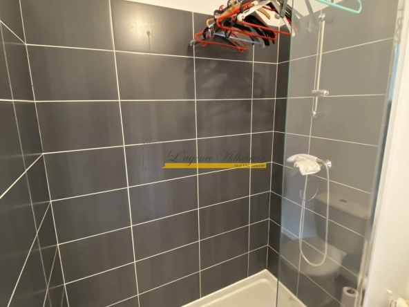 Appartement T2 loué à Montélimar, résidence sécurisée avec balcon et parking 