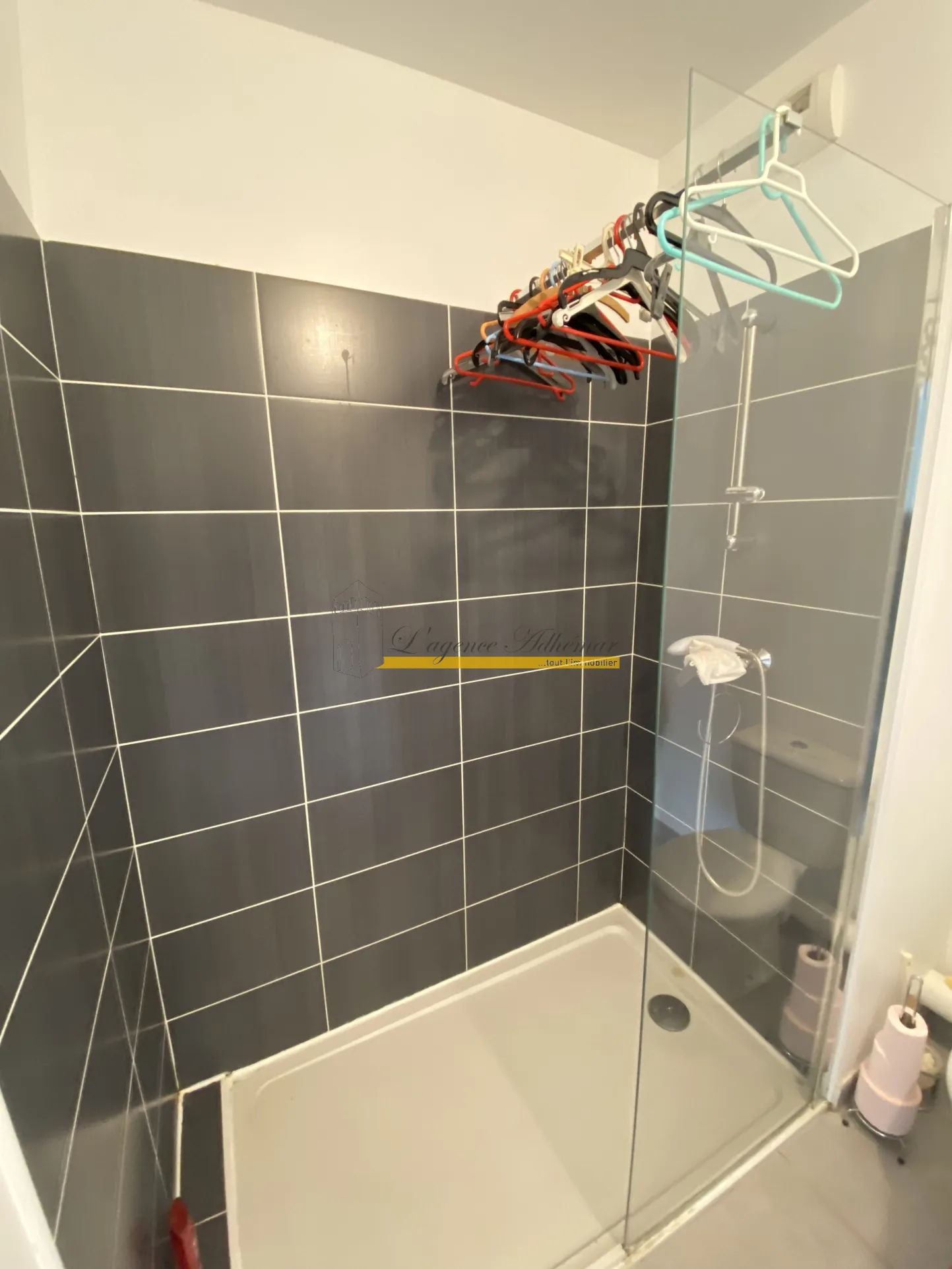 Appartement T2 loué à Montélimar, résidence sécurisée avec balcon et parking 
