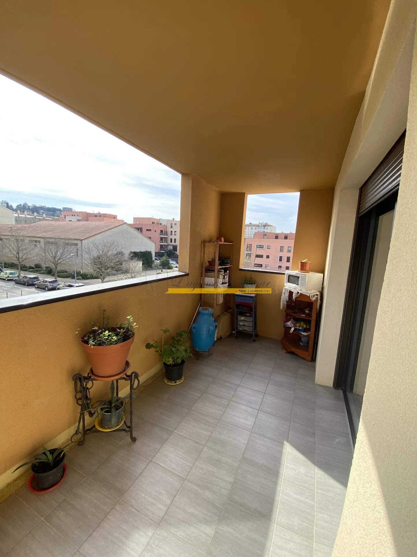 Appartement T2 loué à Montélimar, résidence sécurisée avec balcon et parking 
