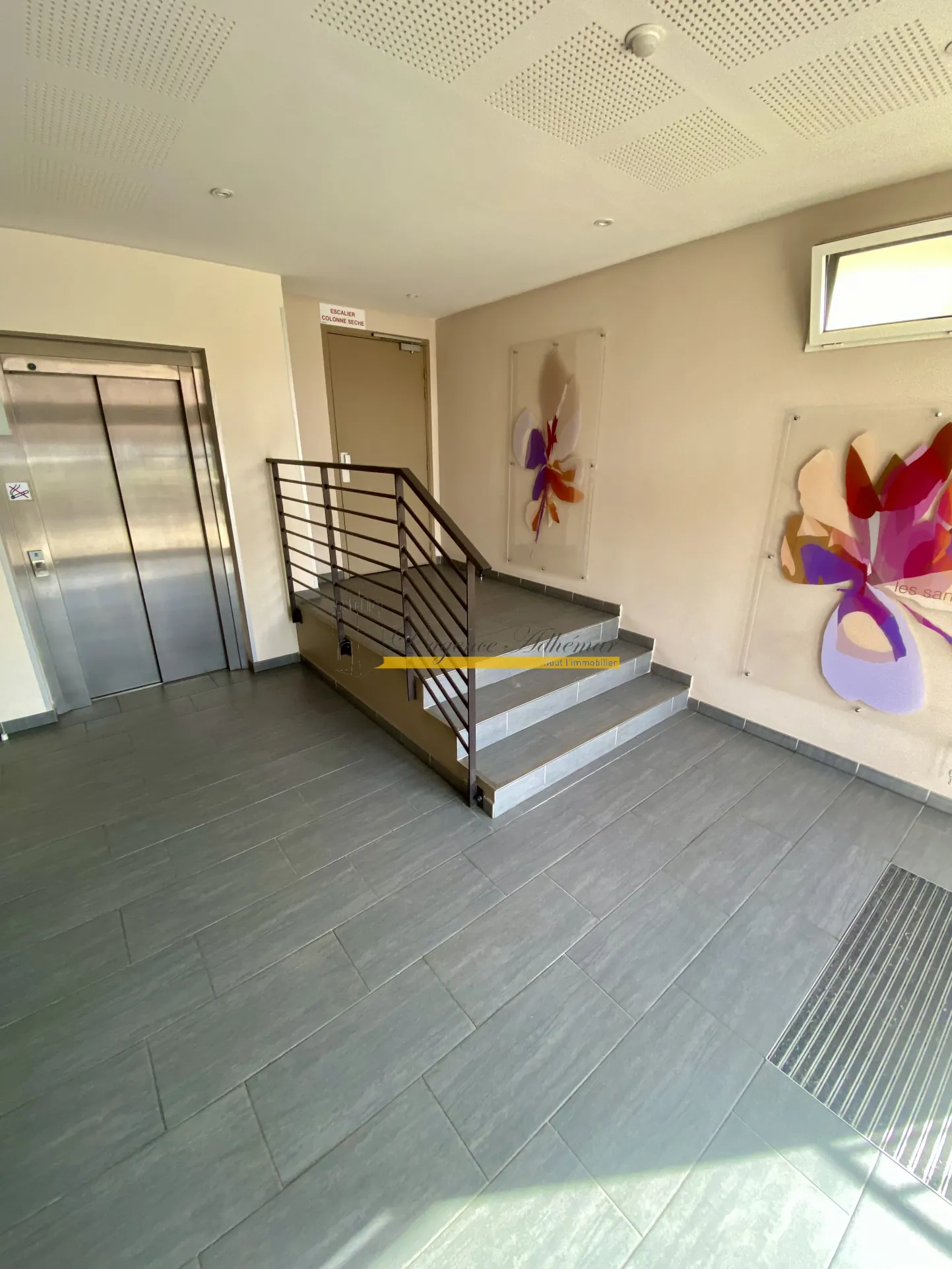 Appartement T2 loué à Montélimar, résidence sécurisée avec balcon et parking 