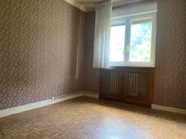 Appartement à vendre à Algrange – 4 chambres, jardin, garage, potentiel à saisir 