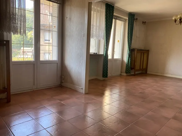 Appartement à vendre à Algrange – 4 chambres, jardin, garage, potentiel à saisir 