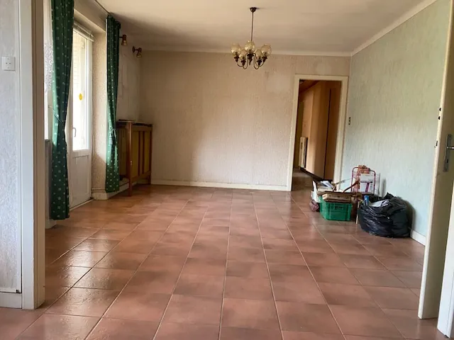 Appartement à vendre à Algrange – 4 chambres, jardin, garage, potentiel à saisir 
