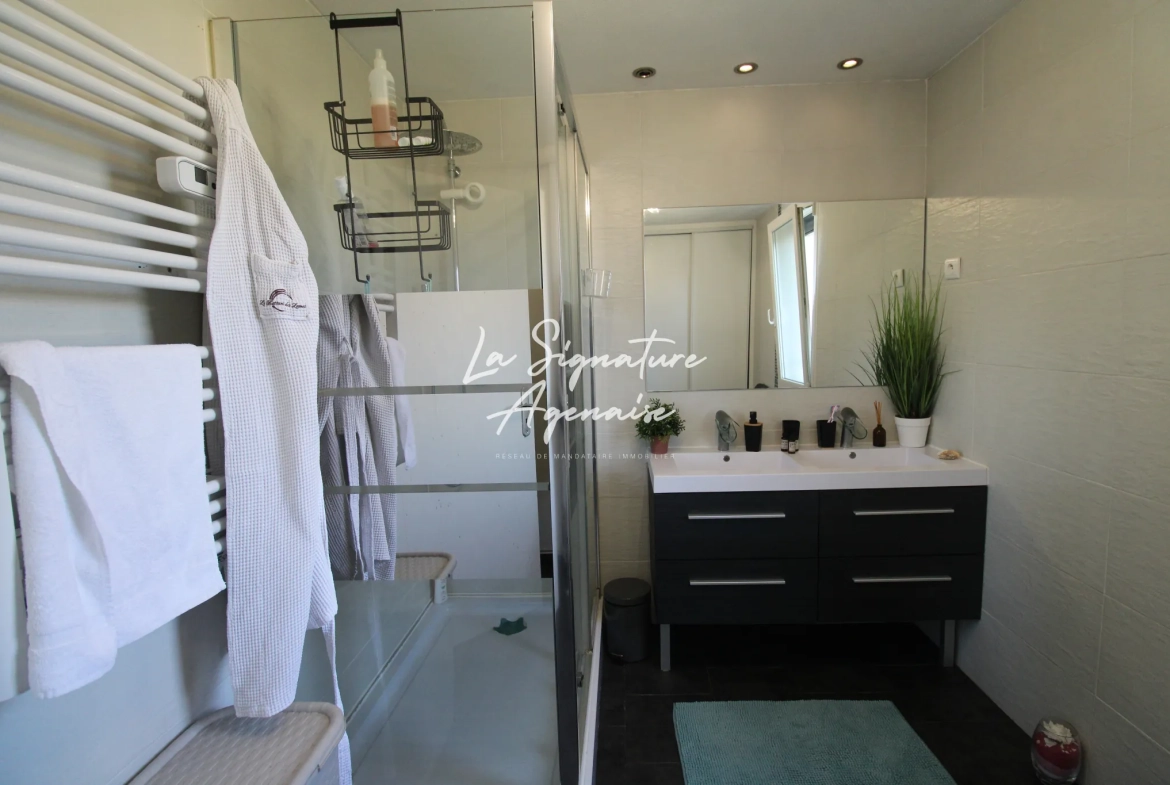 Maison de 105m² avec 3 chambres, jardin clos et rénovations récentes à Le Passage 