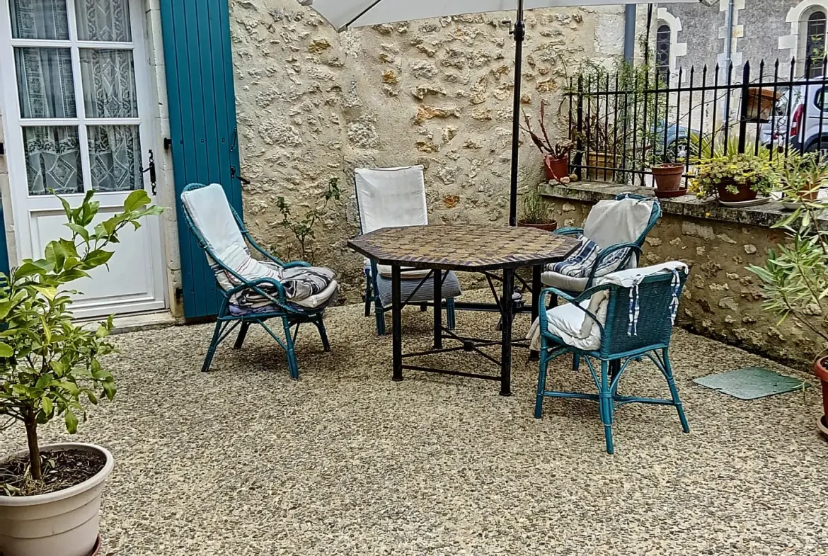Belle maison en pierre de 150 m² avec gîte et terrain à Bourrou 