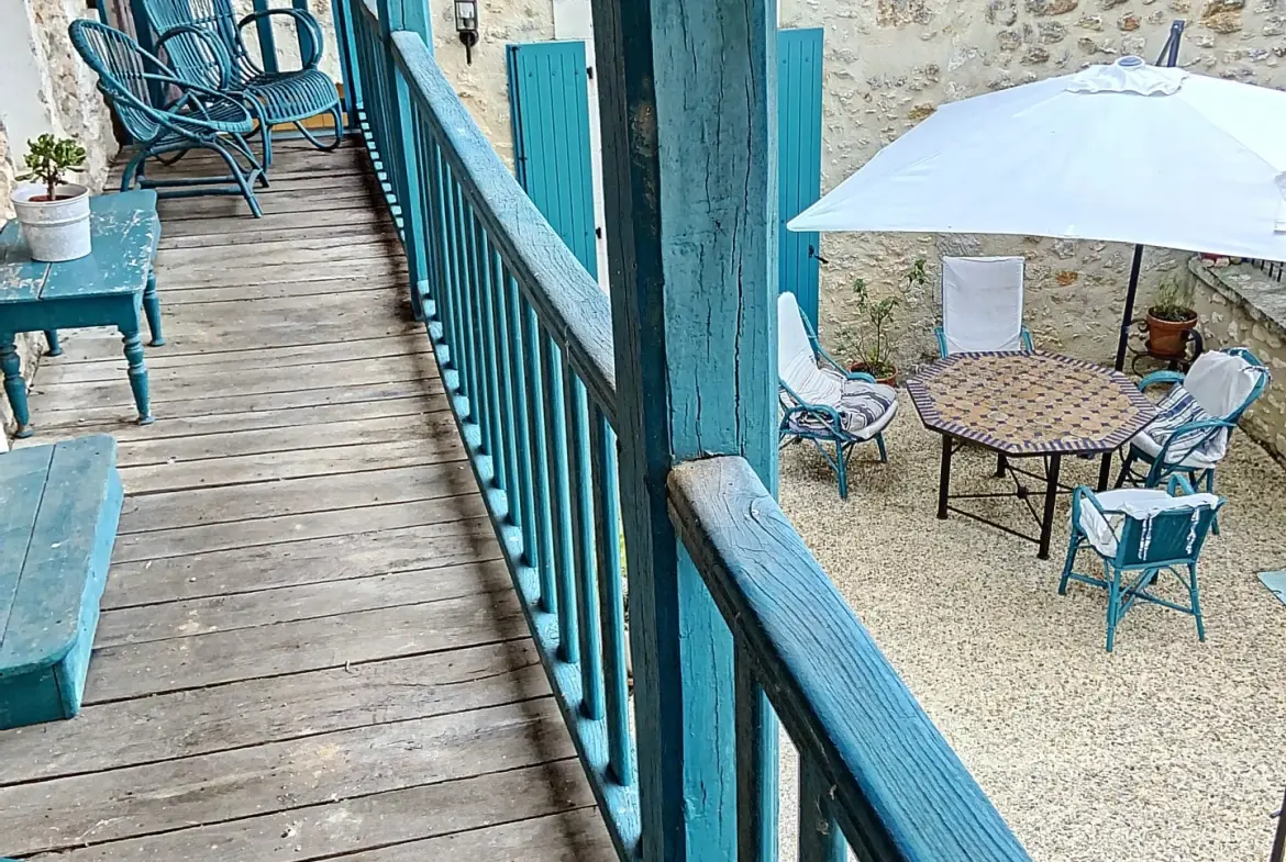 Belle maison en pierre de 150 m² avec gîte et terrain à Bourrou 