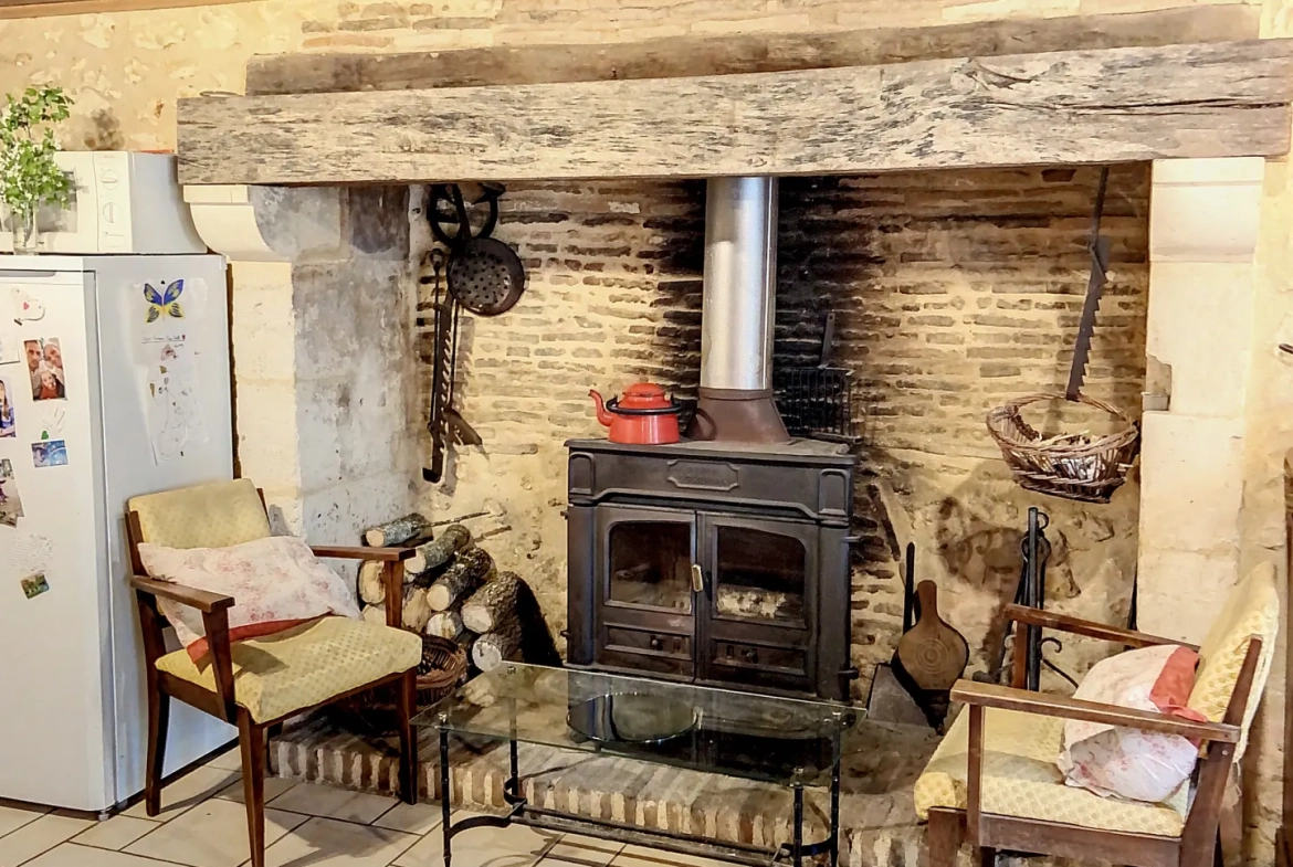 Belle maison en pierre de 150 m² avec gîte et terrain à Bourrou 