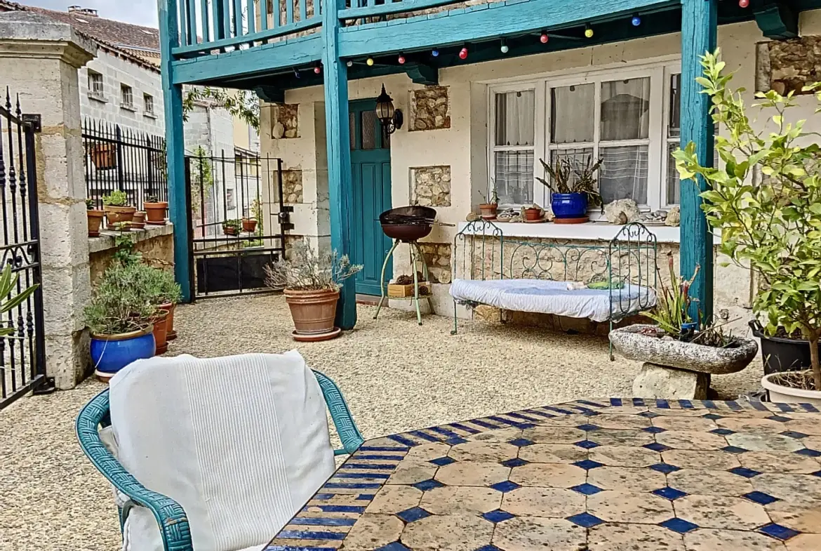 Belle maison en pierre de 150 m² avec gîte et terrain à Bourrou 
