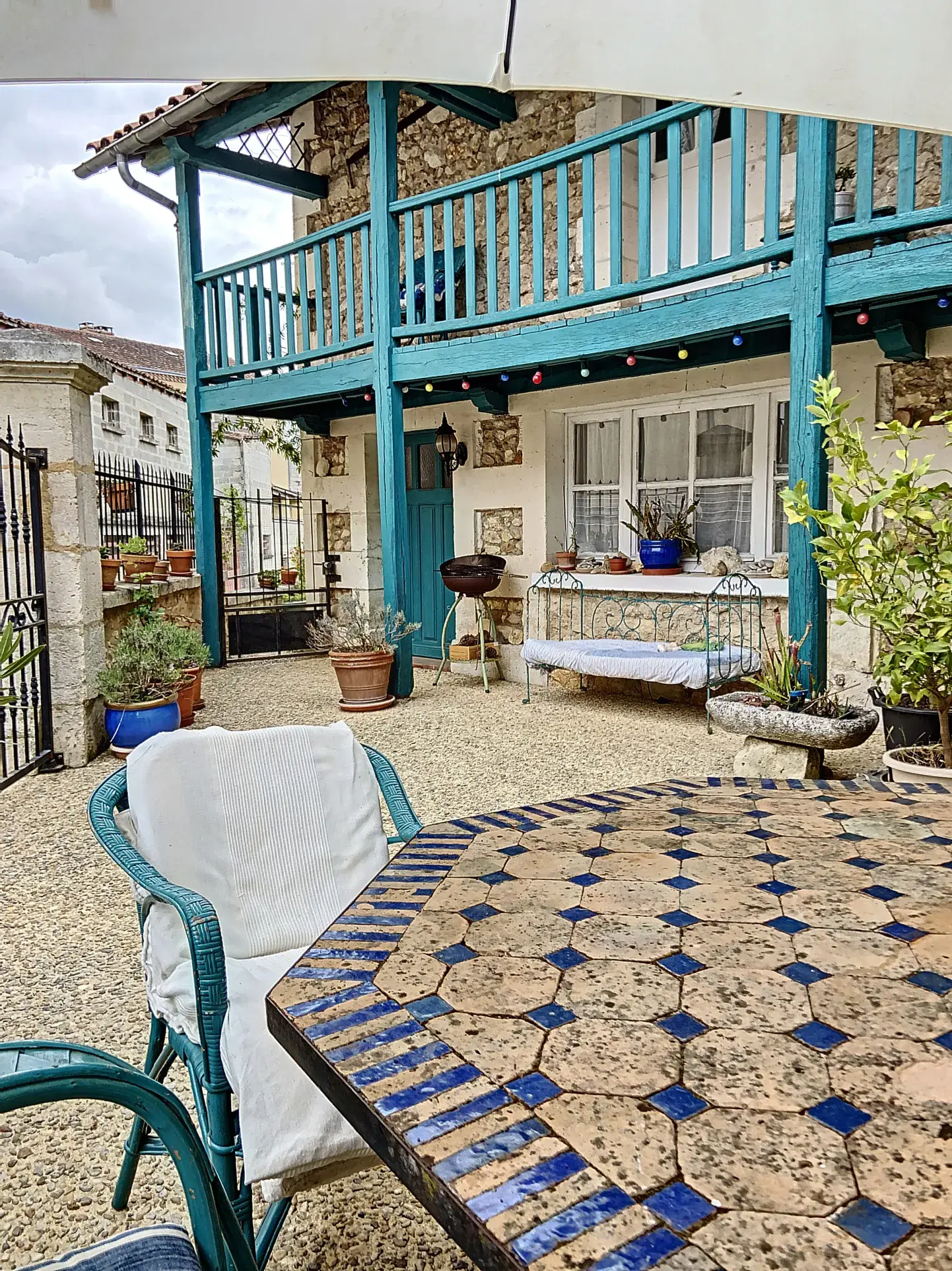 Belle maison en pierre de 150 m² avec gîte et terrain à Bourrou 