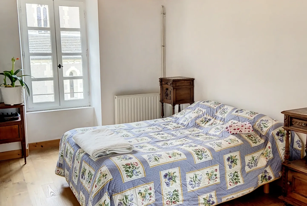 Belle maison en pierre de 150 m² avec gîte et terrain à Bourrou 