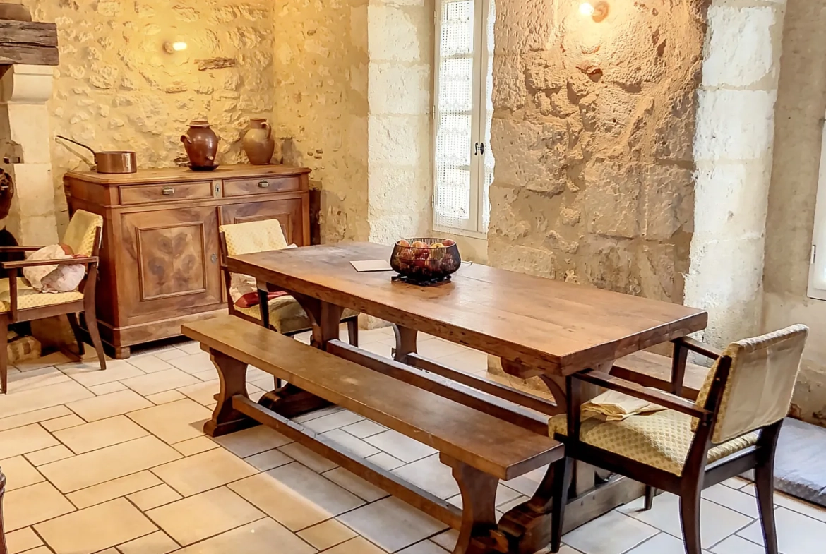 Belle maison en pierre de 150 m² avec gîte et terrain à Bourrou 