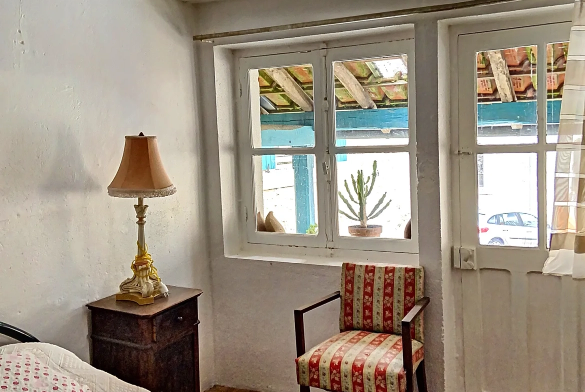Belle maison en pierre de 150 m² avec gîte et terrain à Bourrou 