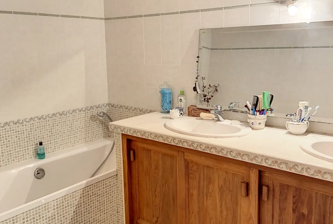 Belle maison en pierre de 150 m² avec gîte et terrain à Bourrou 