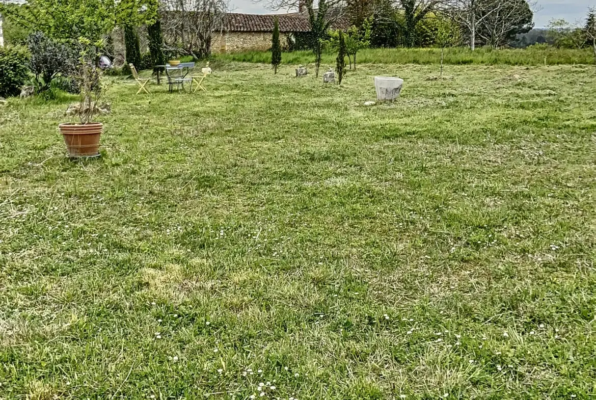 Belle maison en pierre de 150 m² avec gîte et terrain à Bourrou 