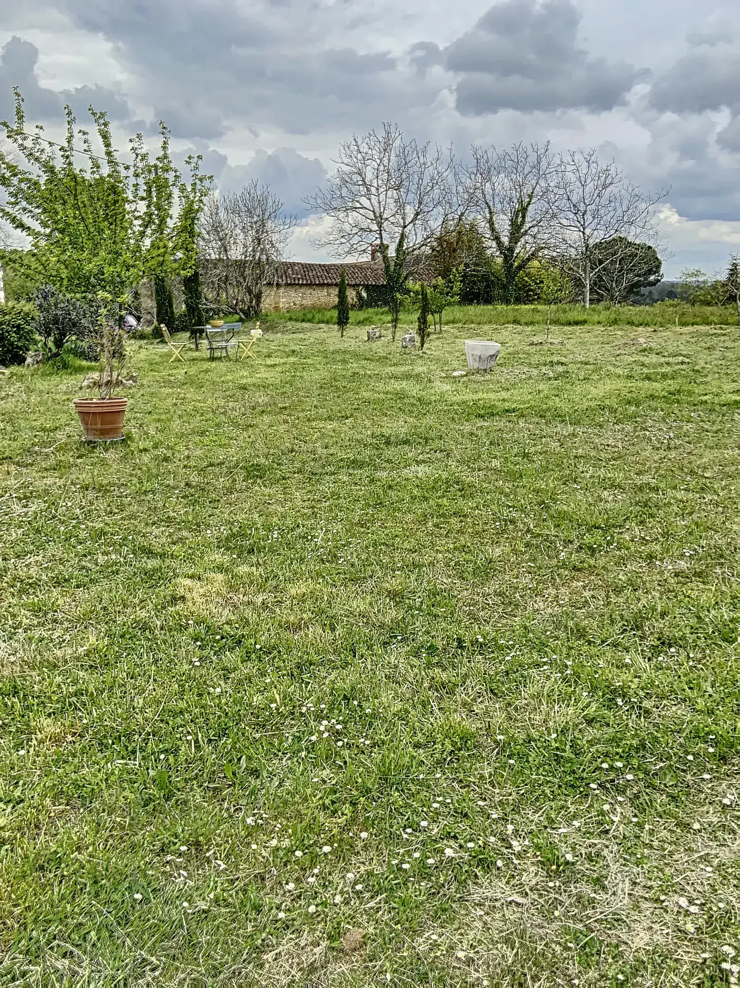 Belle maison en pierre de 150 m² avec gîte et terrain à Bourrou 