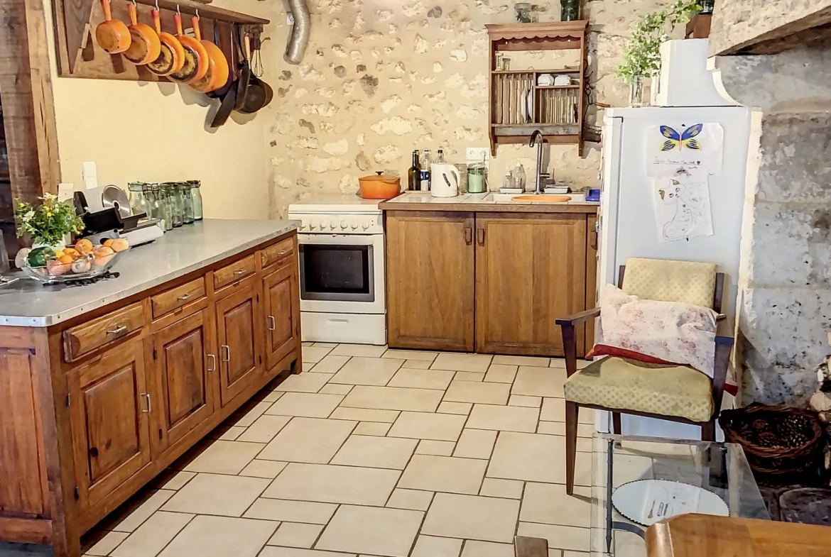 Belle maison en pierre de 150 m² avec gîte et terrain à Bourrou 
