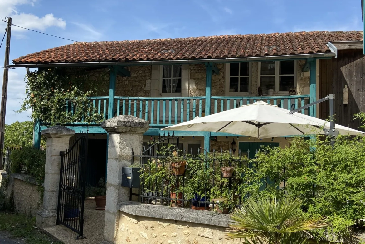 Belle maison en pierre de 150 m² avec gîte et terrain à Bourrou 
