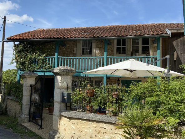 Belle maison en pierre de 150 m² avec gîte et terrain à Bourrou
