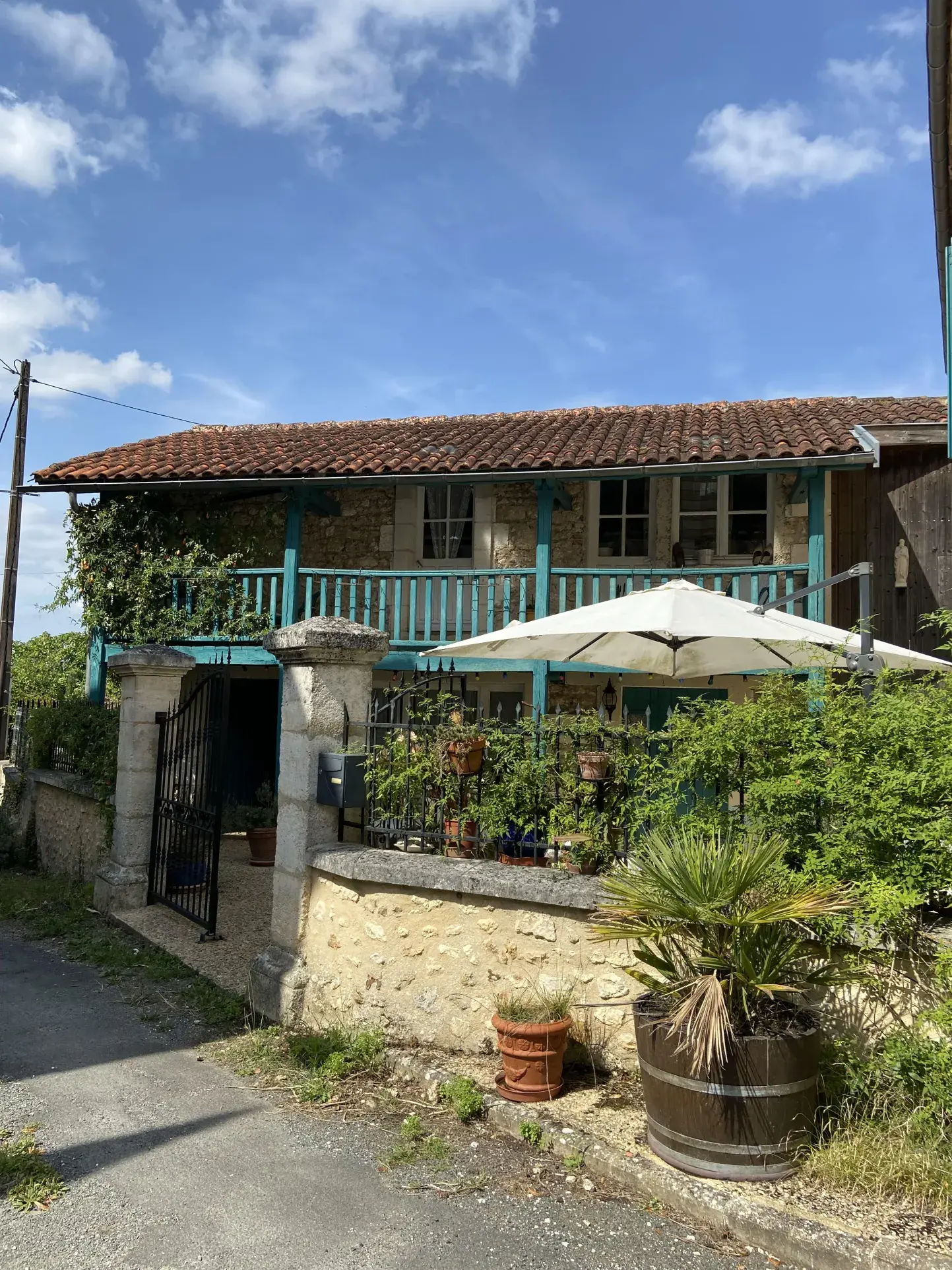 Belle maison en pierre de 150 m² avec gîte et terrain à Bourrou 