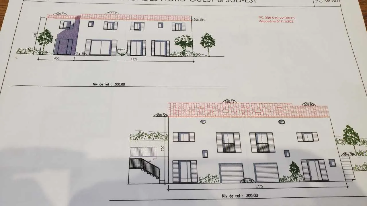 Terrain constructible de 640 m² à Bar-sur-Loup avec permis de construire 