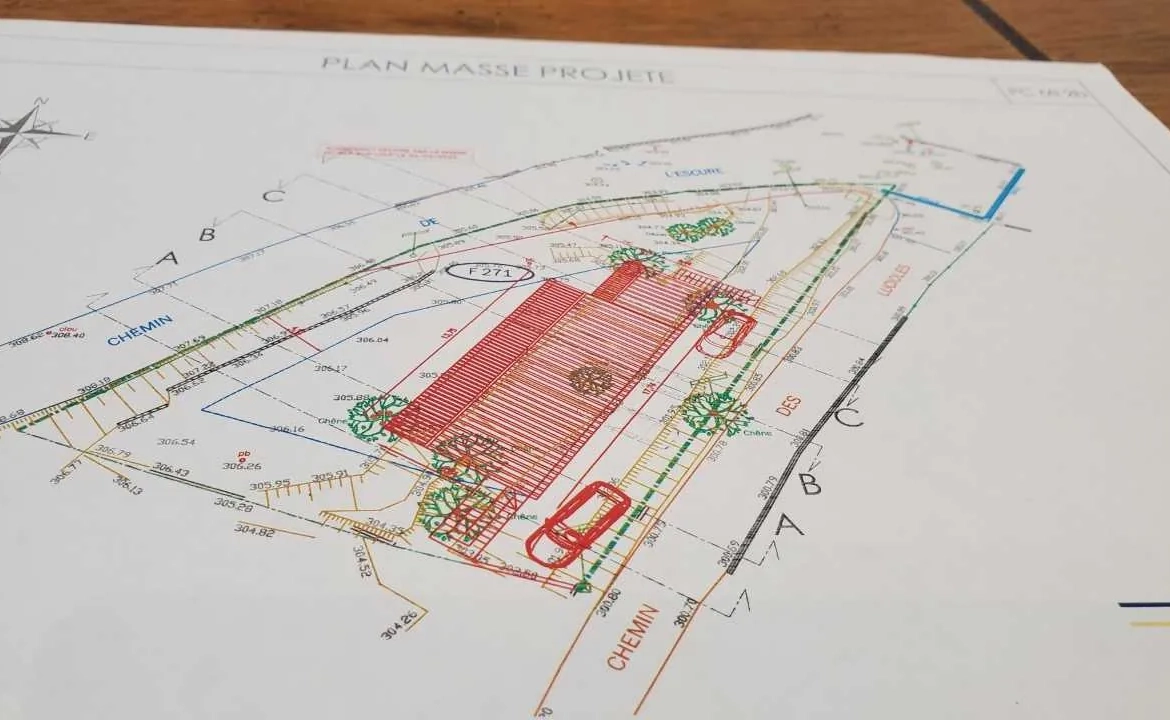 Terrain constructible de 640 m² à Bar-sur-Loup avec permis de construire 