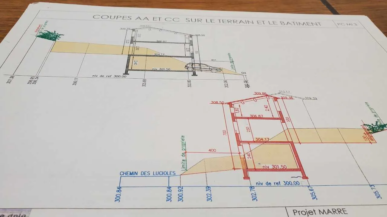 Terrain constructible de 640 m² à Bar-sur-Loup avec permis de construire 