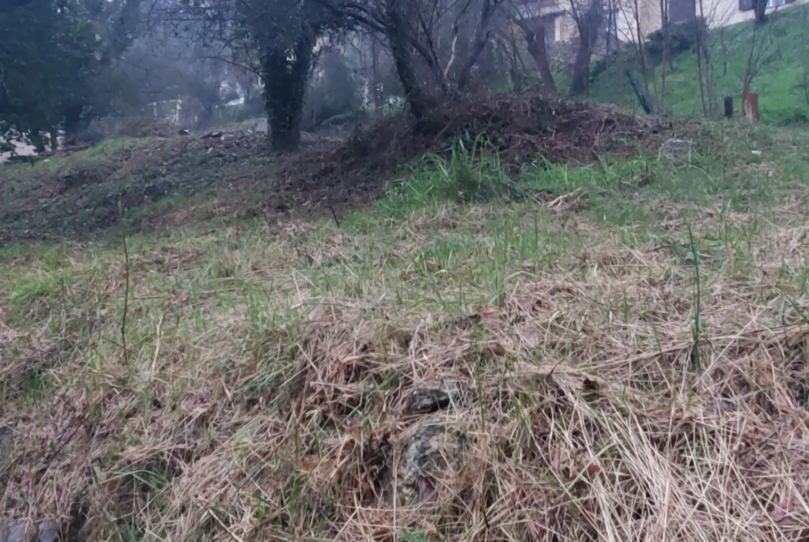 Terrain constructible de 640 m² à Bar-sur-Loup avec permis de construire 