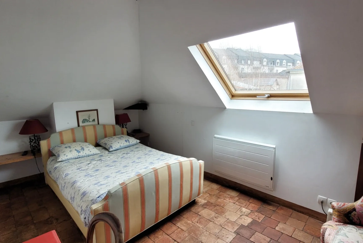 Maison 180 m² avec dépendance à Vihiers, centre-ville, terrain de 360 m² 