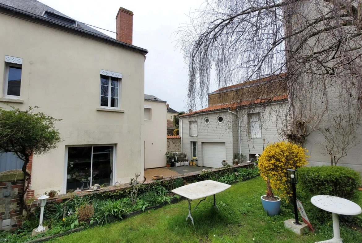 Maison 180 m² avec dépendance à Vihiers, centre-ville, terrain de 360 m² 