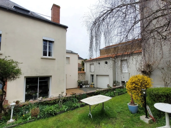 Maison 180 m² avec dépendance à Vihiers, centre-ville, terrain de 360 m²