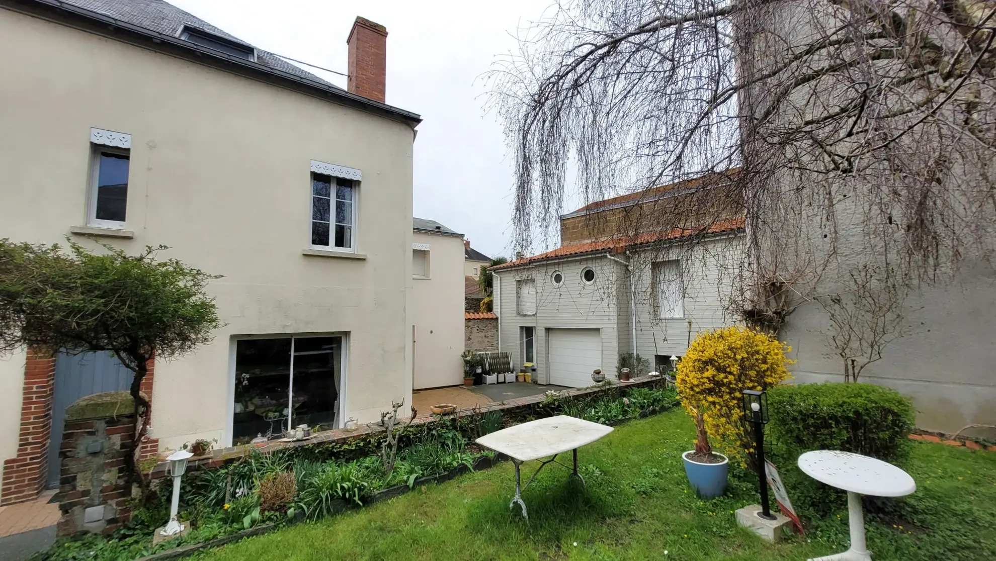 Maison 180 m² avec dépendance à Vihiers, centre-ville, terrain de 360 m² 