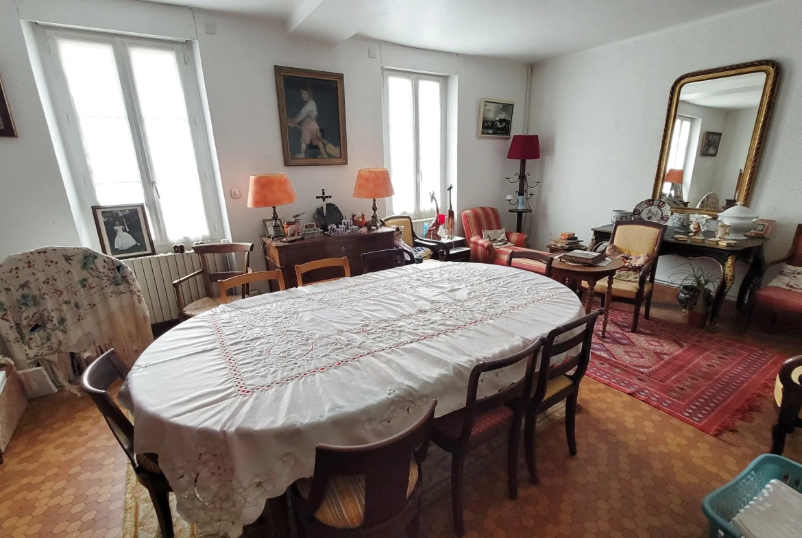 Maison 180 m² avec dépendance à Vihiers, centre-ville, terrain de 360 m² 