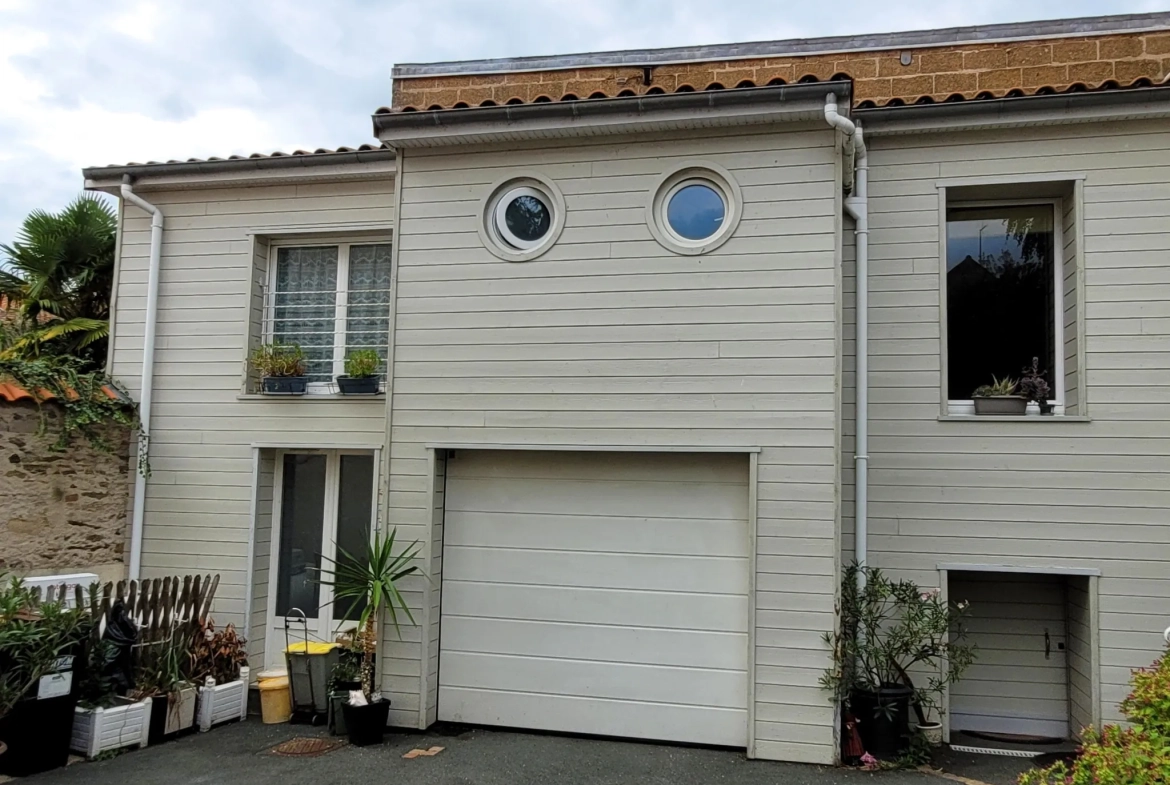 Maison 180 m² avec dépendance à Vihiers, centre-ville, terrain de 360 m² 