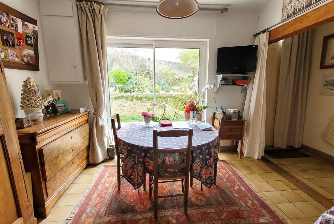 Maison 180 m² avec dépendance à Vihiers, centre-ville, terrain de 360 m² 