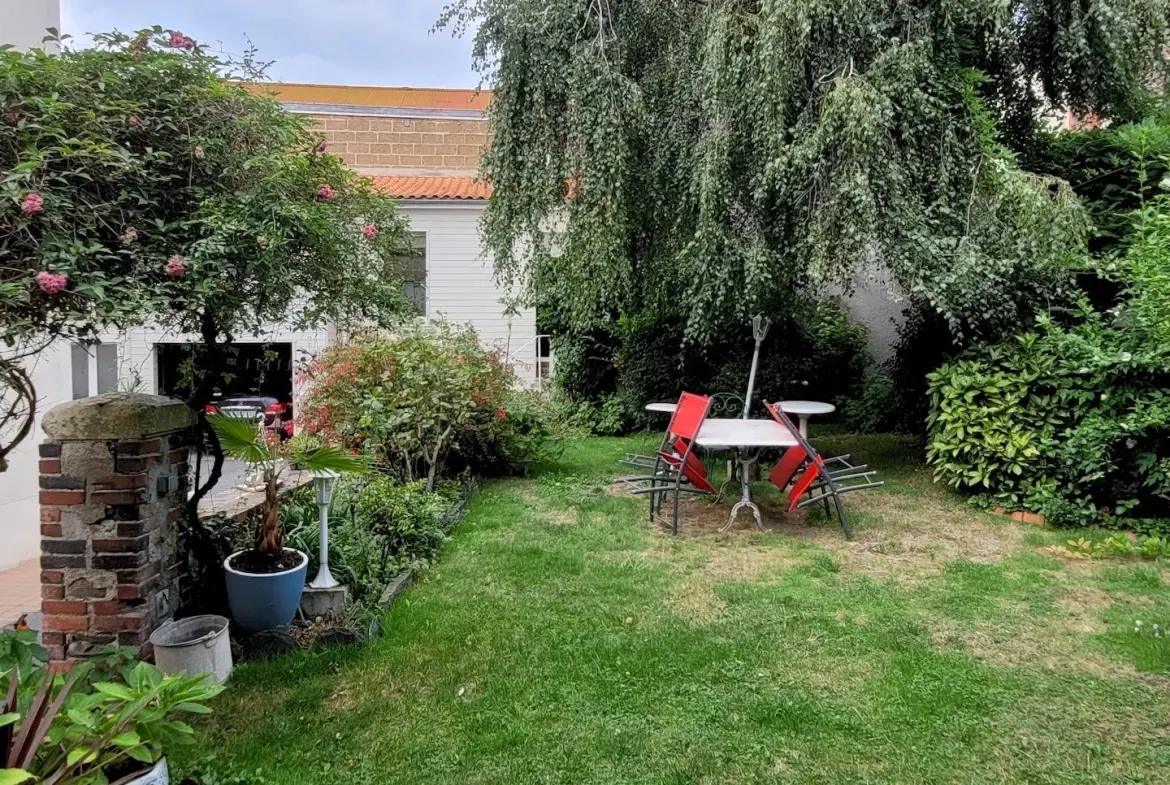 Maison 180 m² avec dépendance à Vihiers, centre-ville, terrain de 360 m² 