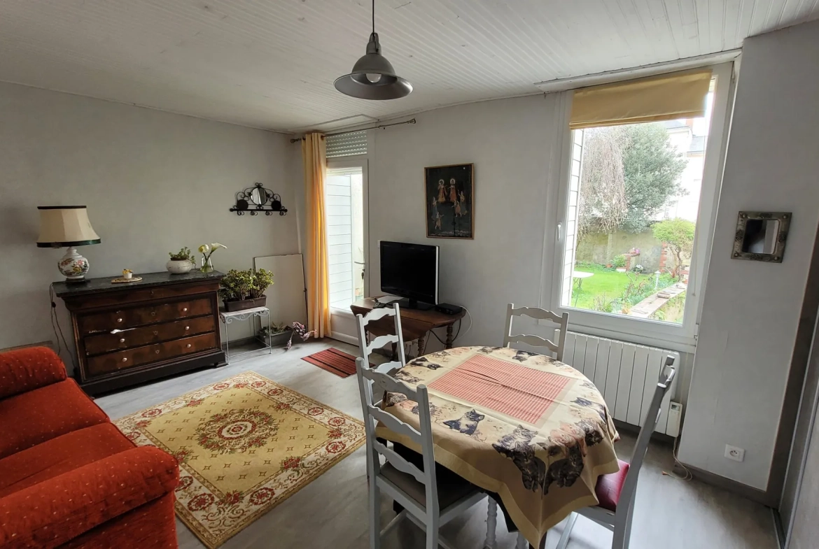 Maison 180 m² avec dépendance à Vihiers, centre-ville, terrain de 360 m² 