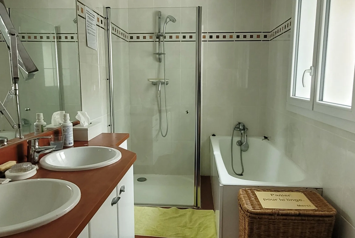 Maison 180 m² avec dépendance à Vihiers, centre-ville, terrain de 360 m² 