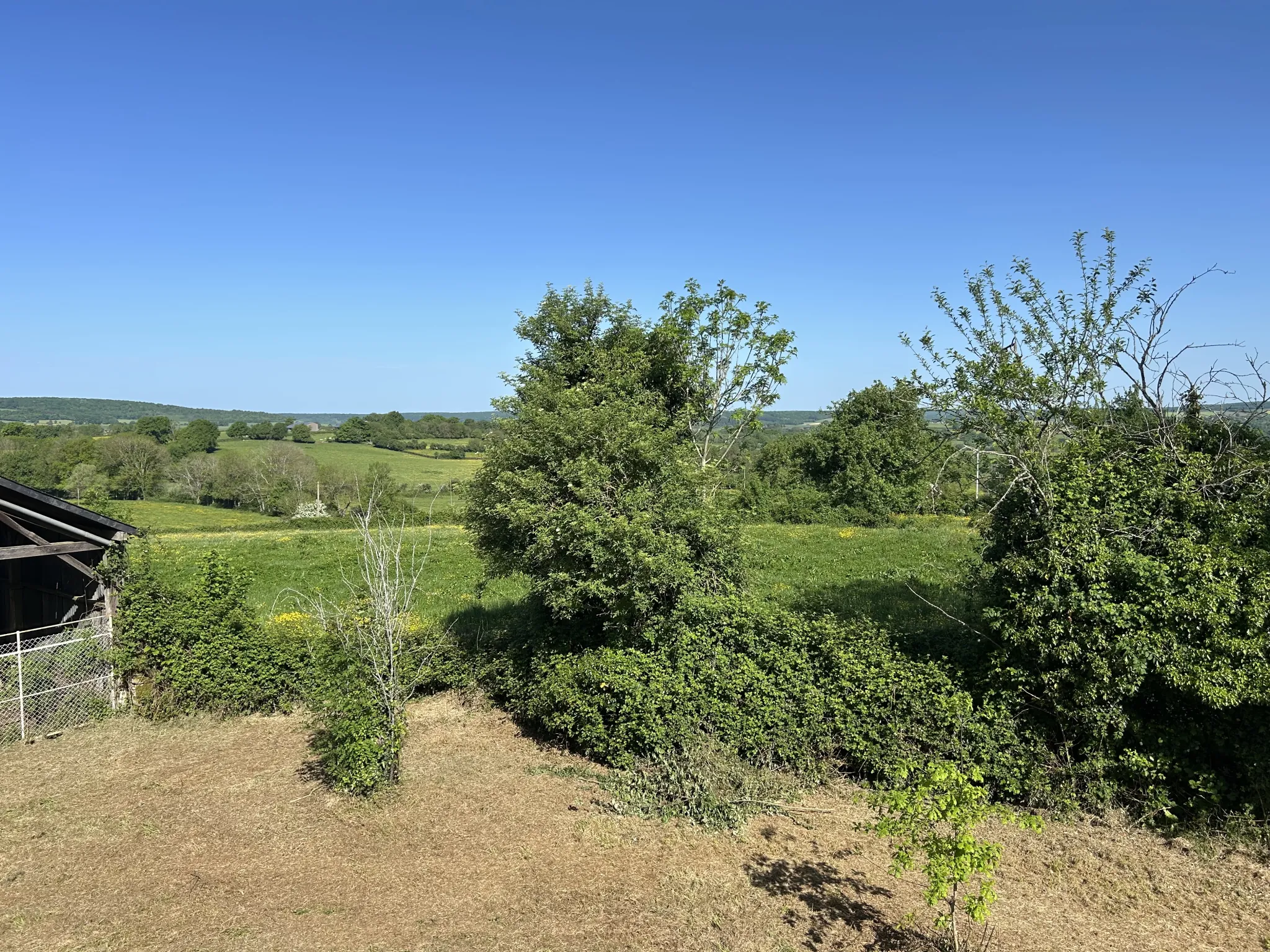 Maison à rénover avec grange et vue imprenable à Lurcy le Bourg 