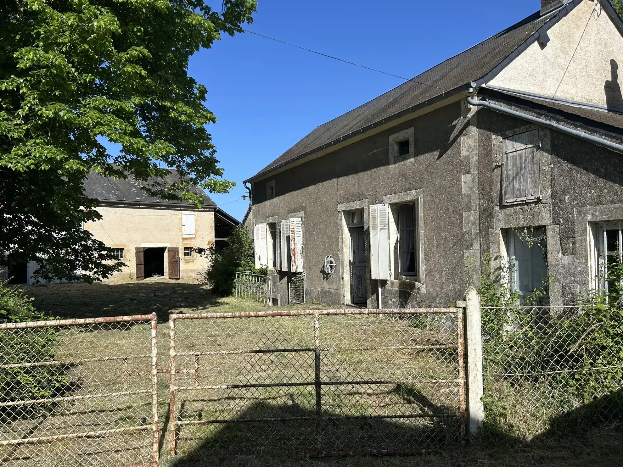Maison à rénover avec grange et vue imprenable à Lurcy le Bourg 