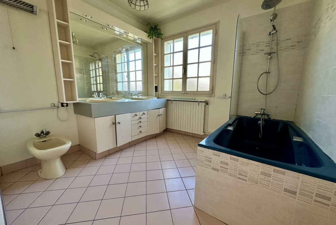 Maison de caractère à Niort, 5 chambres, jardin clos, quartier Clou Bouchet 