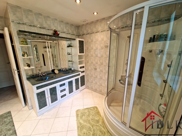 Maison spacieuse de 171 m2 avec garage et jardin à Serqueux 